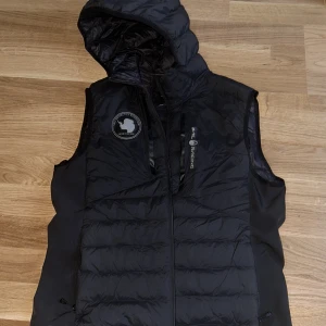Sail racing väst - Bra skick inte använt den mycket bara en höst säljer den eftersom den inte passar mig längre. Pris kan diskuteras . Vid snabb köp så kan jag göra 700kr 