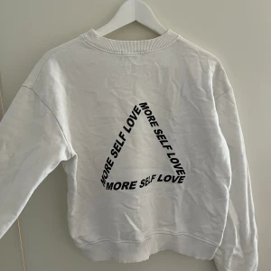 Tröja i storlek s  - Använd. Har några små fläckar.