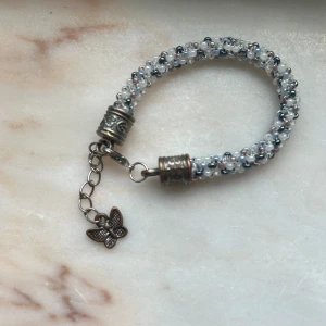 Arband i silver med detalj 🦋 - I bra skick 