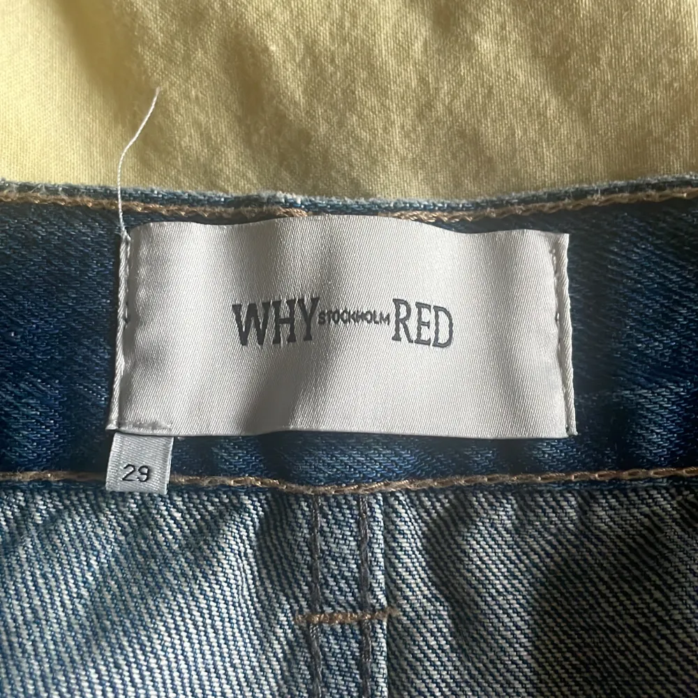 Ett par sjukt snygga WHYRED jeans med lagom slitning. Byxorna är knappt använda och passar mig inte längre.   Eftersom att de är upplagda en gång i tiden borde de passa dig som är 160-165 cm lång. Midjemått: 29. Jeans & Byxor.