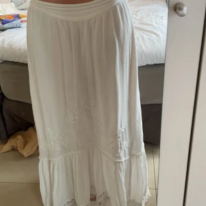 Långkjol  - Intresse koll på denna långkjolen ifrån Kappahl i storlek S med super fina detaljer längst ned, säljer vid bästa pris bud börjar vid 400