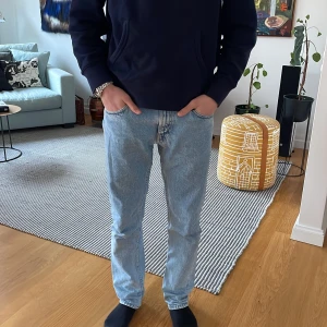 Nudie jeans - Snygga ljusblåa nudies köpta på NK skick- 8/10 Ny pris 1600kr men säljer för 249kr Pris kan diskuteras vid snabb affär  Modellen är Gritty Jackson