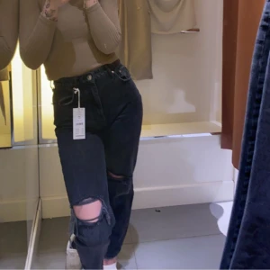 Jeans  - Svarta jeans som jag tycker är jättefina, säljer pga att de blivit för små. Tycker de suttit hur bra som helst och är köpta 2022, ändå använda ett flertal gånger men är bra skick.