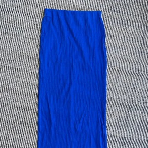 Blå midikjol  - Superfin kjol i en härlig blå färg, tyvärr förliten för mig 