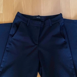 Vero moda kostymbyxor  - Säljer mina kostymbyxor från vero moda då de blivit för små för mig,använda fåtal gånger💗