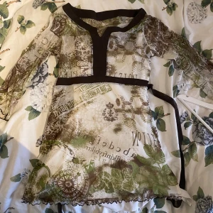 mönstrad klänning - jättefin mönstrad klänning! finns ingen lapp med storlek eller märke men skulle uppskatta xs/s. har ett yttre lager och ett inre lager och ett bälte ish. har katt :)