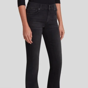 7 for all man kind bootcut jeans - Säljer dessa low rise bootcutjeans från 7 for all mankind. Dyra i inköp! Storlek W25H30 men är slitna vid fötterna därav priset! Kan skicka fler bilder om ni behöver 