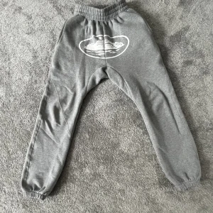 Corteiz Logo Sweatpants / Joggers - Säljer ett par gråa corteiz logo joggers. Oanvända. Storlek S. Jag är 180cm. Skit fina och svåra att få tag på. Pris går att diskuteras. Hör av dig vid frågor. 