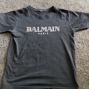 Balmain t-shirt  - Säljer den här snygga balmain Paris tröjan, den är i bra skick, 8/10 Hör av er om ni vill köpa 👍