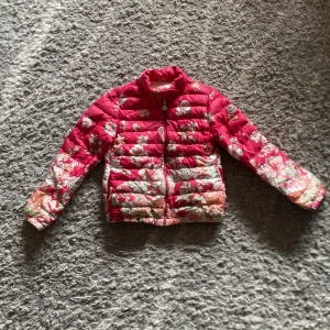 Moncler jacka - Har andvänt när jag var yngre och älskade😁❤️ jätte bra skick, inget som är sönder, fin och stilig. Lite trög kedja 