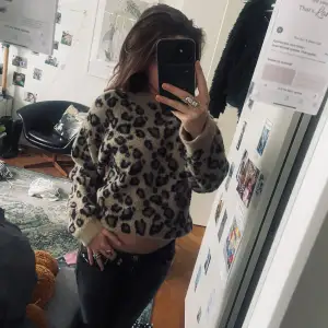 Den populära leopardmönstrad tröjan som är slutsåld i butik, i storlek 158/16😍🫶🐆 Knappt använd, skriv om du har någon frågor🫶