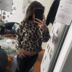 Leopardmönstrad tröja  - Den populära leopardmönstrad tröjan som är slutsåld i butik, i storlek 158/16😍🫶🐆 Knappt använd, skriv om du har någon frågor🫶