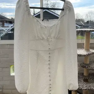 Superfin vit klänning från Gina Tricot. Den är i nyckick och har aldrig använts. Klänningen passar perfekt för skolavslutning, student, konfirmation. Om fler bilder önskas så hör bara av dig