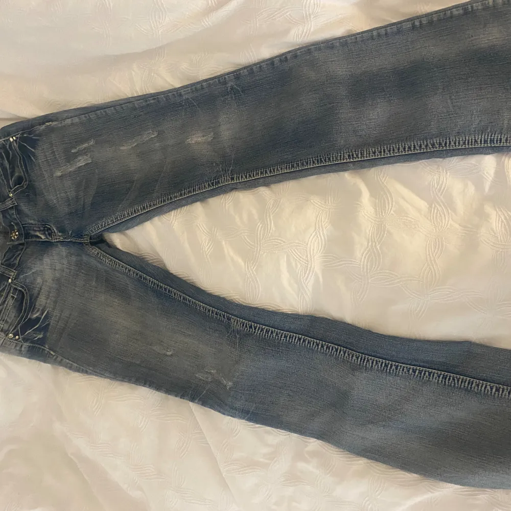 Bootcut low waist med rine stones på backsidan, är lite osäker på storleken men jag är 170cm och den passar mig på längd (kommer inte vissa dom på, men kan mäta). Jeans & Byxor.