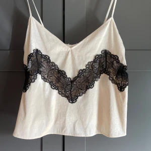 Zara linne med spets💕 - Säljer mitt helt oanvända (har prislappen kvar) as snygga linne från zara, som har en jätte fin spettsdetalj. Den är såå fin och perfekt till sommaren! 💕☺️🔥☀️