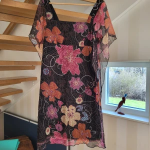 Klänning från Maria Westerlind - Sparsamt använd klänning därav i bra nyskick. Stl. C42.