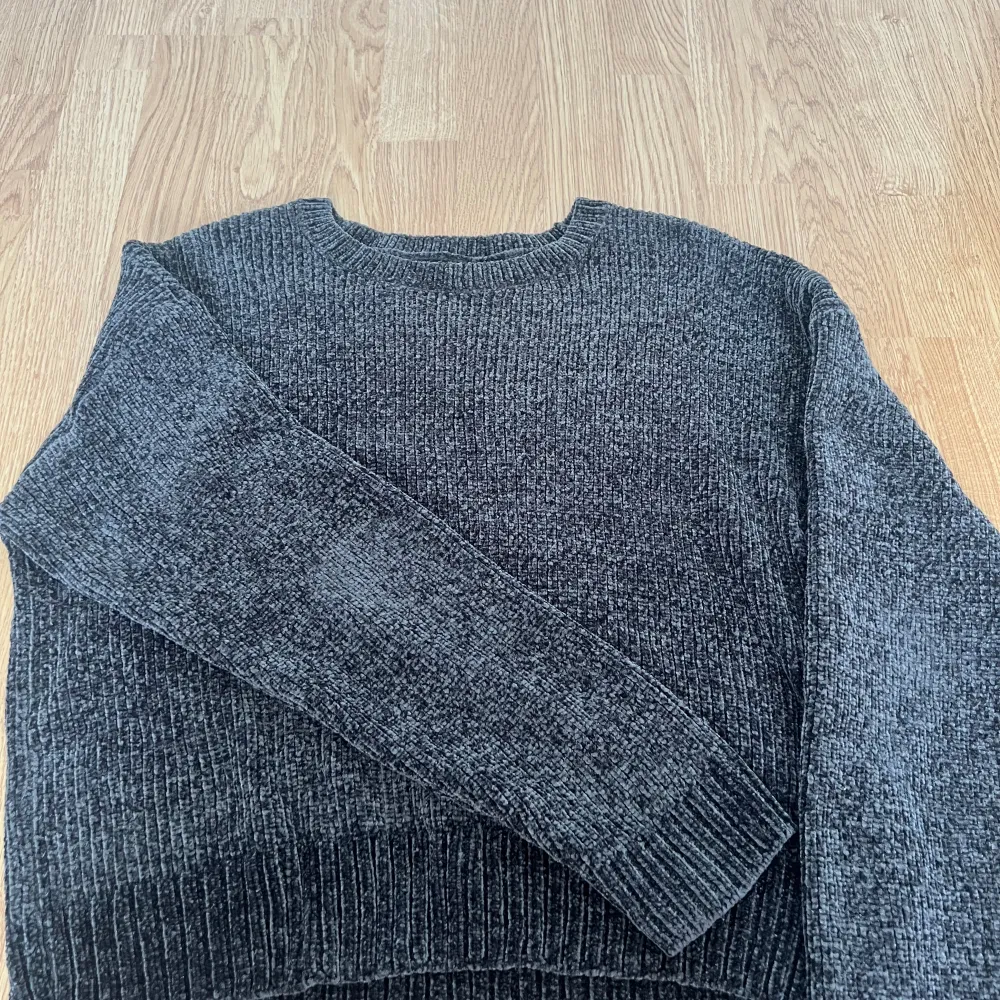 Fin mörkgrå stickad tröja från new yorker storlek L, funkar M,S också. Mjukt stickat material. Använd 1 gång . Stickat.