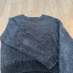 Fin mörkgrå stickad tröja från new yorker storlek L, funkar M,S också. Mjukt stickat material. Använd 1 gång 