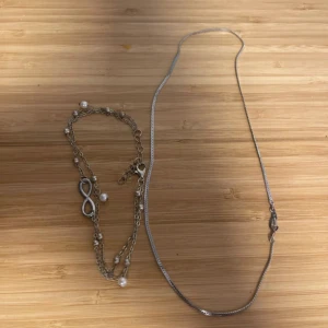 Smycken, halsband/ kedja och fotlänk - Ett halsband och fotlänk från olika märken men minns inte vart jag har köpt dem. Nästan aldrig använda 