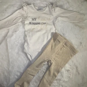 Ett gulligt sett  - Säljer detta sättet med ett par strumpbyxor och en body till, från Lindex i stl 62. Skriv för fler bilder eller frågor. 