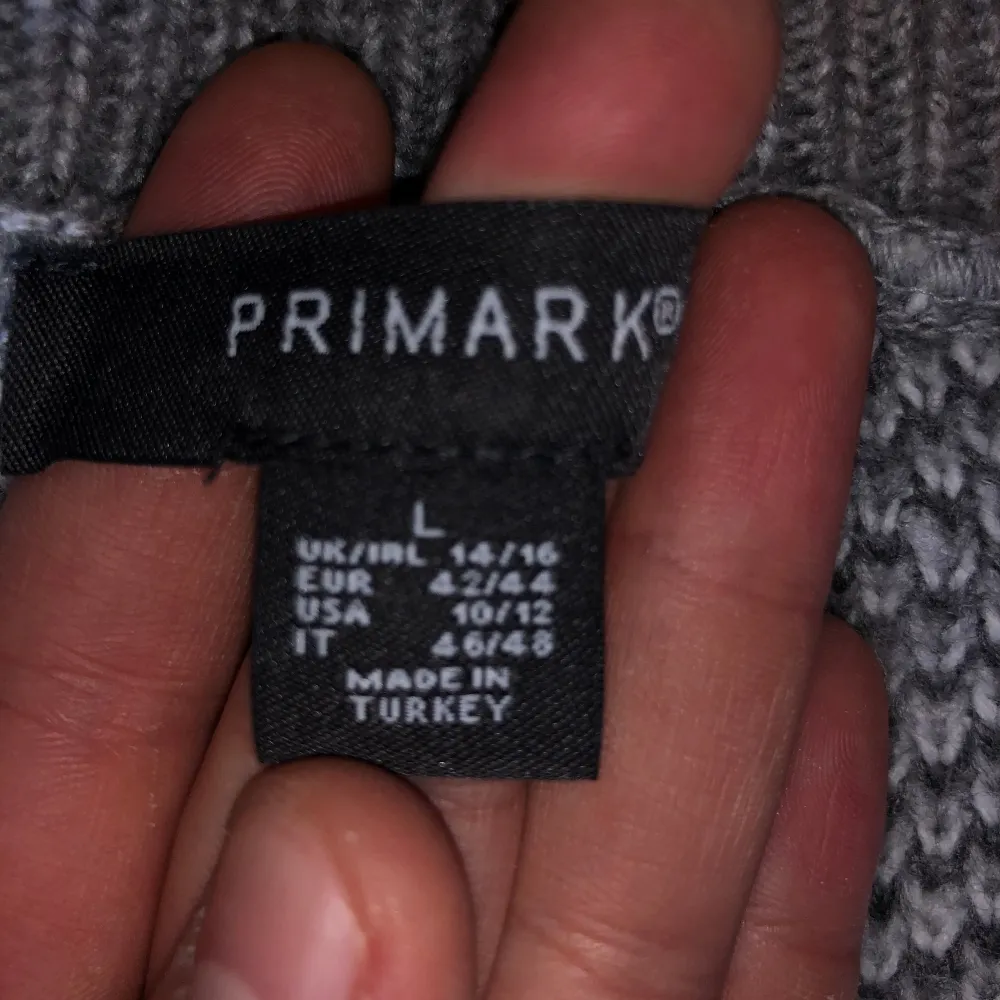 Ursprungligen köpt i London på Primark, ca 300kr i nypris. I stort sett aldrig använd, storlek L. Tvättas innan leverans. Pris kan diskuteras. . Stickat.