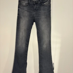 LTB Mid Rise flare jeans grå. - Säljer dessa jeansen då jag inte använder de skulle behövt en storlek mindre då byxorna är vädligt stretchiga, Jeansen är knappt använda och köpta för 799.