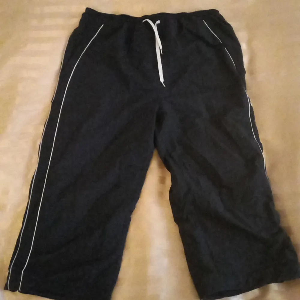 Säljer ett par långa shorts från min bror. Anvönd ett par gånger men ny skick. Och de är perfekt flr sommaren. Storlek: XL. Shorts.