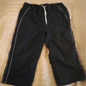 Champion shorts - Säljer ett par långa shorts från min bror. Anvönd ett par gånger men ny skick. Och de är perfekt flr sommaren. Storlek: XL