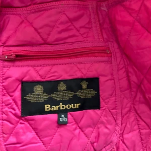 Barbour stl xl - Äkta jacka från Babour st Xl 12/13 år. Hallon röd är som ny. 