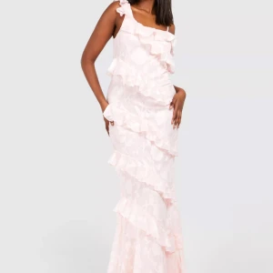 Balklänning - Säljer värlends finaste balklänning som aldrig kom till användning, endast testad och prislappar kvar. Den är slutsåld i nästan alla storlekar på hemsidan, storlek 38 men passar bra på mig som är 36!