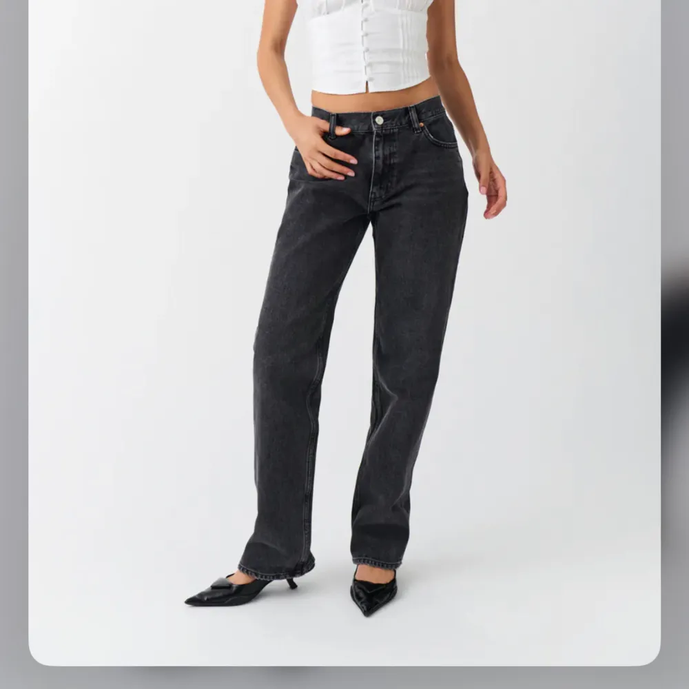 Säljer dessa jeans från Gina då dom inte passar mig, dom är även pågränsen till korta och jag är 168 cm lång. Dom är nya med lapparna kvar och oanvända. (Modell Low straight).Nypris 499 kr💕 . Jeans & Byxor.