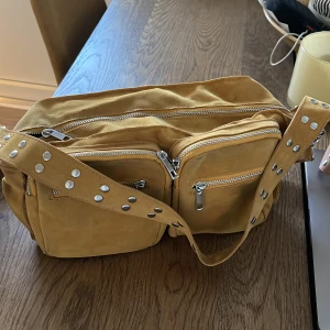 Noella väska  - Väska från noella  Lite solblekt  Köpt för 800kr 