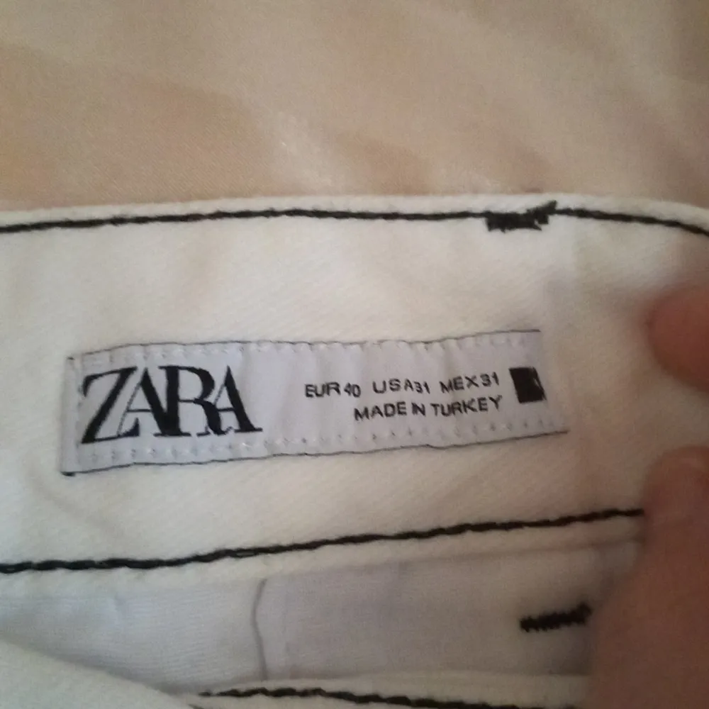 Säljer ett par byxor från Zara som min bror vela att ja skulle sälja. De är oanvänd för att han köpte de och tänkte inte efter. Skick: oanvänd. Storlek 40 (EUR). Jeans & Byxor.