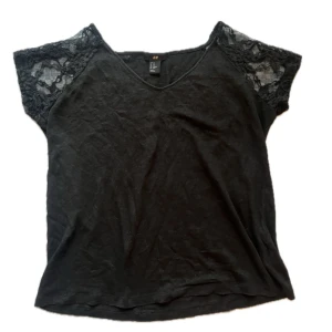 T-shirt med spetsarmar - Söt t-shirt med spetsarmar från h&m. Köpt second hand och bra skick 💗 