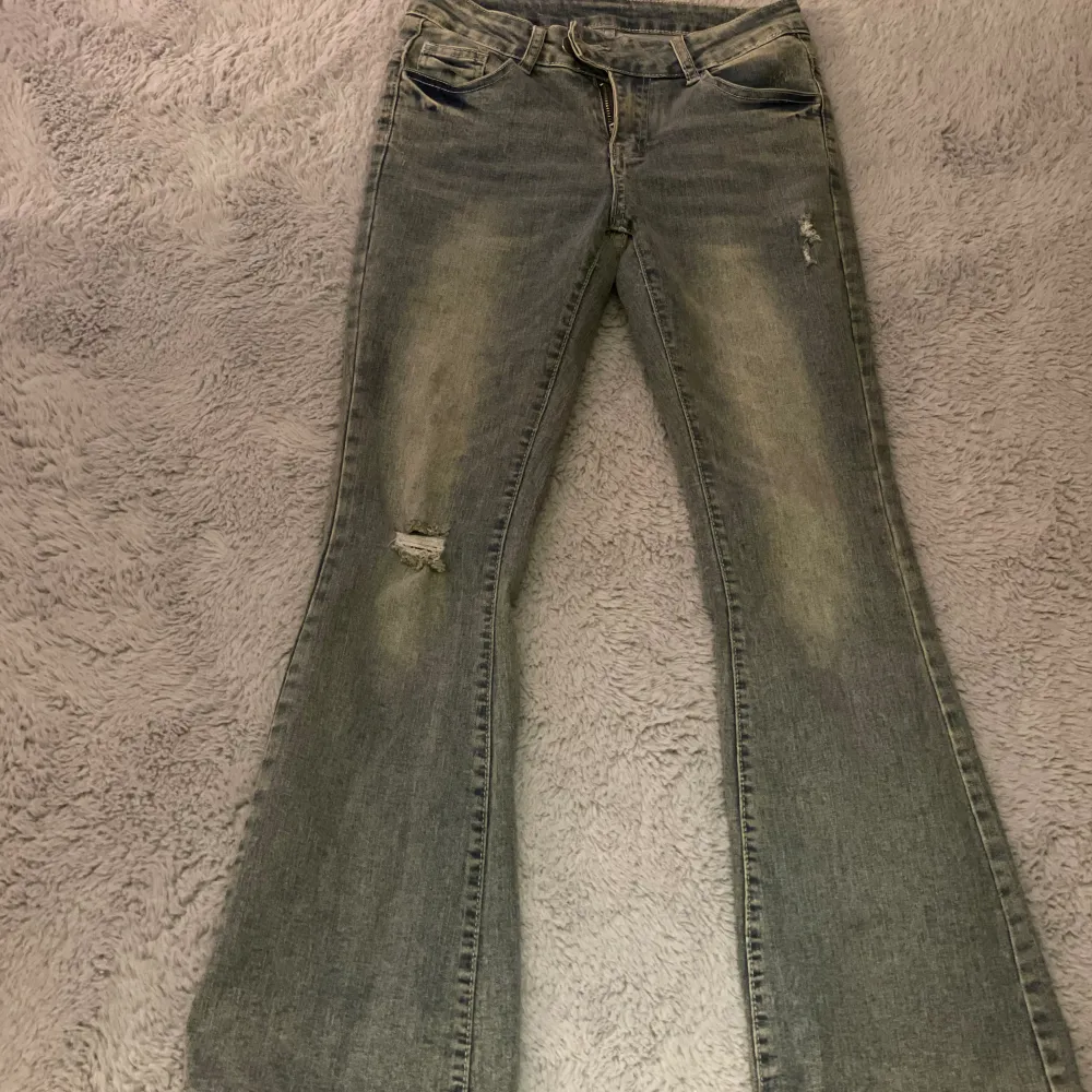 Bootcut jeans i fint skick nästan aldrig använda, lågmidjade storlek XS. 👖 Vet inte vart dem är ifrån.  Köpte dem för ungefär 350kr säljer dem nu för 200kr🛍️  👖🛍️💸🪩. Jeans & Byxor.