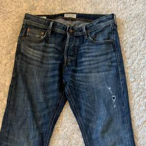 Hej! Säljer dessa jeans då de inte kommer till användning. Skick 7/10 liten defekt på högra benet.