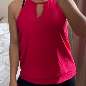 linne - fint rött linne, aldrig använd 