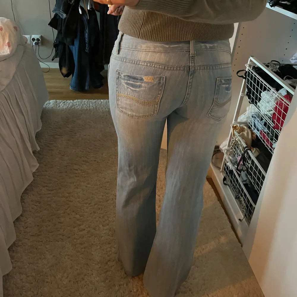 Perfekta långa ljusa jeansen till våren, jag är 178. Jeans & Byxor.