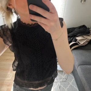 Fin svart topp - Säljer nu min fina svarta topp. Köpt från Salt, använd en gång🤍 Passar storlek xs-s