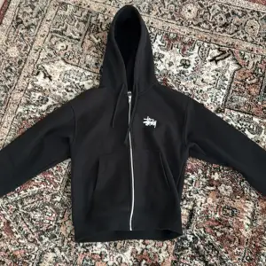 Säljer nu denna Stüssy zip hoodie 9/10 skick nästan aldrig använt i storlek S säljer eftersom den inte är min stil längre