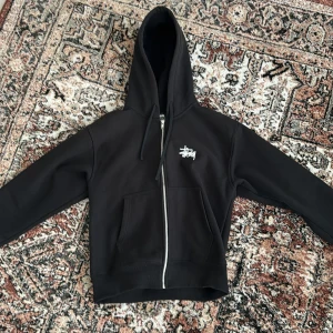 Stüssy Zip Hoodie  - Säljer nu denna Stüssy zip hoodie 9/10 skick nästan aldrig använt i storlek S säljer eftersom den inte är min stil längre