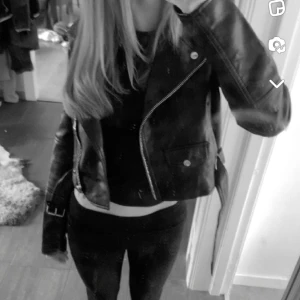 Skinnjacka - Helt ny skinnjacka! Aldrig använt bara testat. Den passar perfekt nu när det börjar bli varmare. Storlek M men liten i storleken