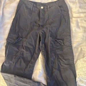 Grå Cargopants  - Grå cargopants från Zara. Aldrig använda.