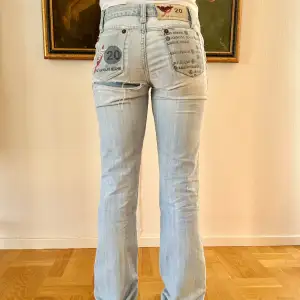 Säljer dessa super snygga Armani jeansen med coola fickor och nit detaljer vid midjan och fickorna💓Har lagat de i rumpan eftersom de sprack men annars inga defekter, skriv privat vid intressen eller frågor, skickar gärna flera bilder. 