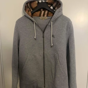 Burberry ziphoodie  - Storlek L inga hål eller något. Sitter tts L
