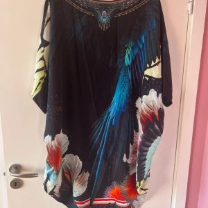 Klänning  - En jätte fin och festlig klänning med paljett detaljer gjort ut av 100% siden, har bara använts 1 gång