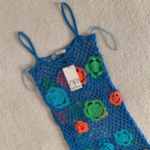 ZARA virkad blå blommig exklusiv handgjord klänning - Otroligt vacker och exklusiv virkad klänning med broderade blommor från ZARA. Ordinariepris 859kr. Ny med tags kvar, utan anmärkningar.