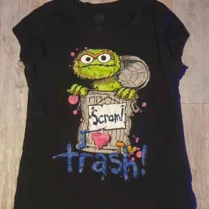 Vintage Sesame Street t-shirt - I 💖 trash och Oscar är glittriga. Köptes i USA för flera år sedan (2012). Äkta Sesam merch som man ser på andra bilden. Den är väldigt söt men har tyvärr ingen användning för den därför säljer jag den 💚