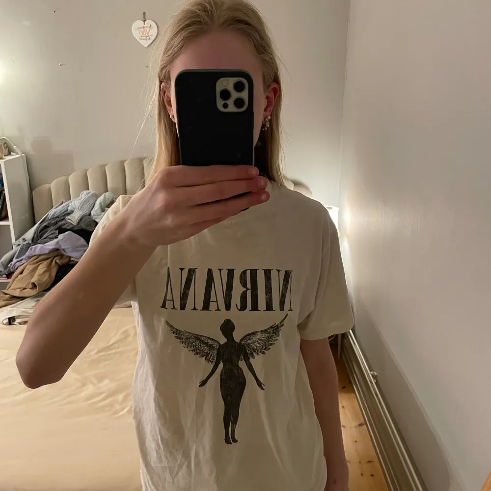 Nirvana t-shirt. Använd men inga fläckar eller hål. Storlek 170 men är som en XS. T-shirts.