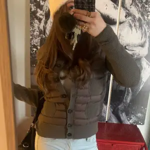 Säljer denna jättefina grå/bruna moncler cardigan. Sparsamt använd, såklart äkta. Har även beställningbevis från hemsidan.💗